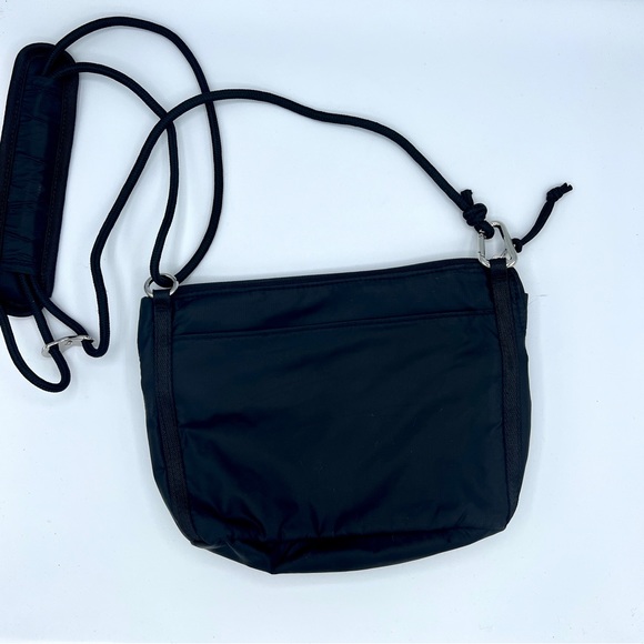 Lululemon Black Patch Logo Crossbody Bag 2.5L Convertible Length Strap - Picture 4 of 10